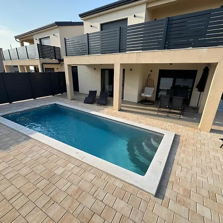 Sandra וילה פורץ